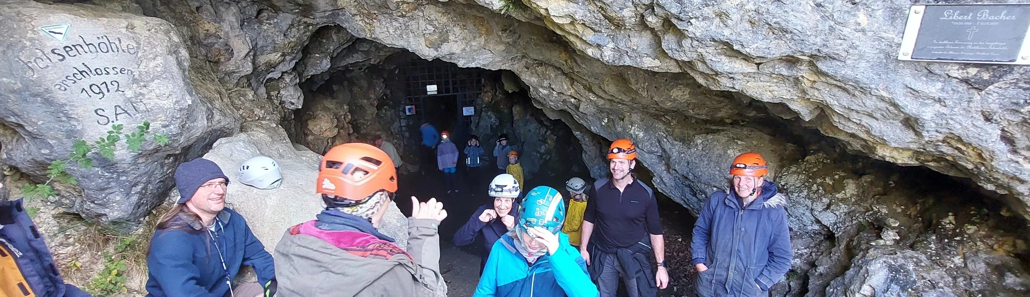 Die Familiengruppe des DAV Tuttlingen erkundet die Mühlheimer Höhle. | © DAV Tuttlingen/Rainer Rötzer