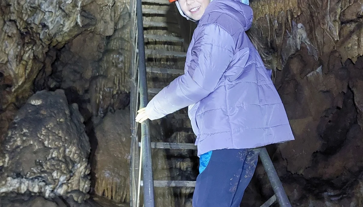 Die Familiengruppe des DAV Tuttlingen erkundet die Mühlheimer Höhle. | © DAV Tuttlingen/Rainer Rötzer
