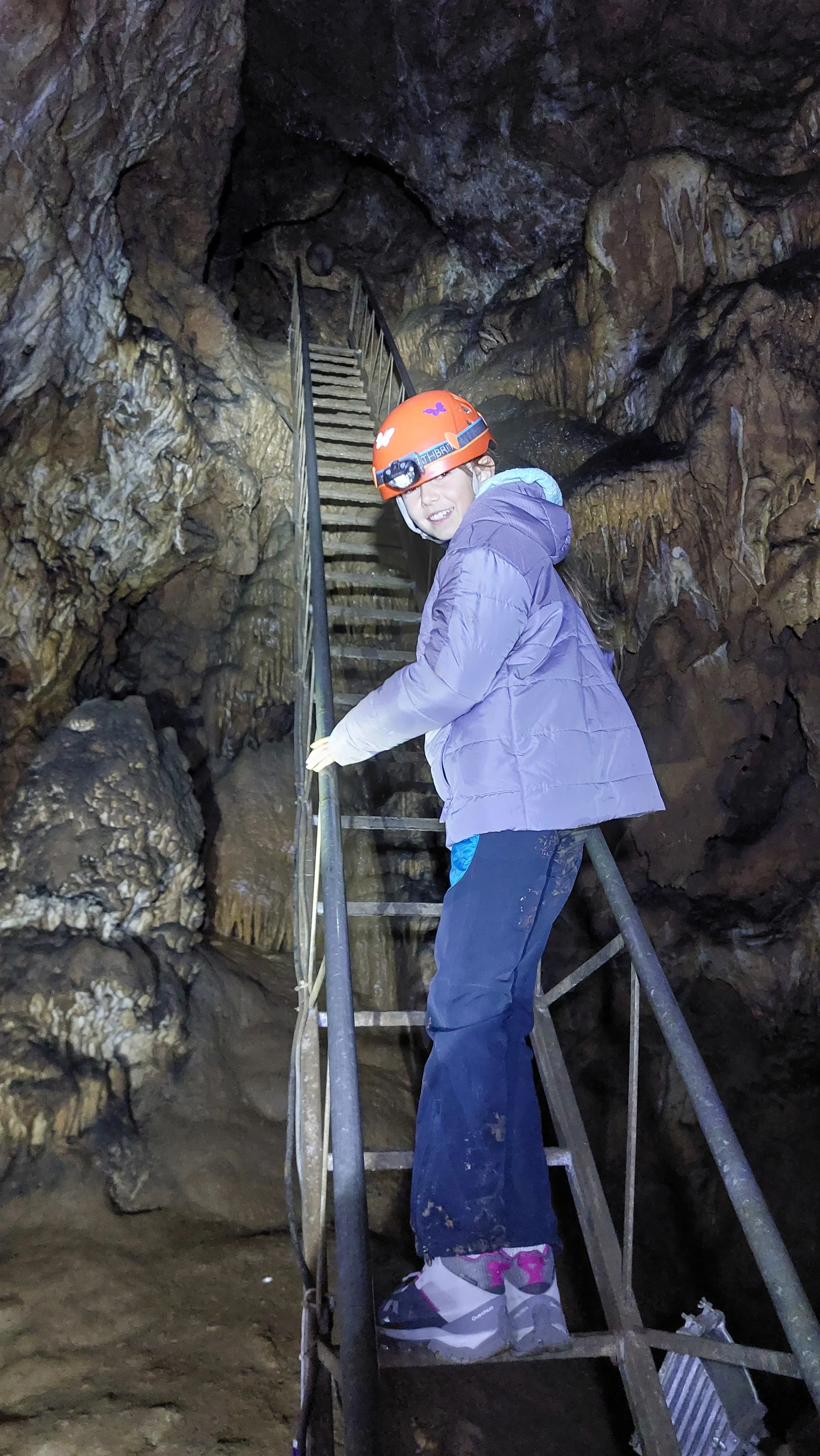 Die Familiengruppe des DAV Tuttlingen erkundet die Mühlheimer Höhle. | © DAV Tuttlingen/Rainer Rötzer
