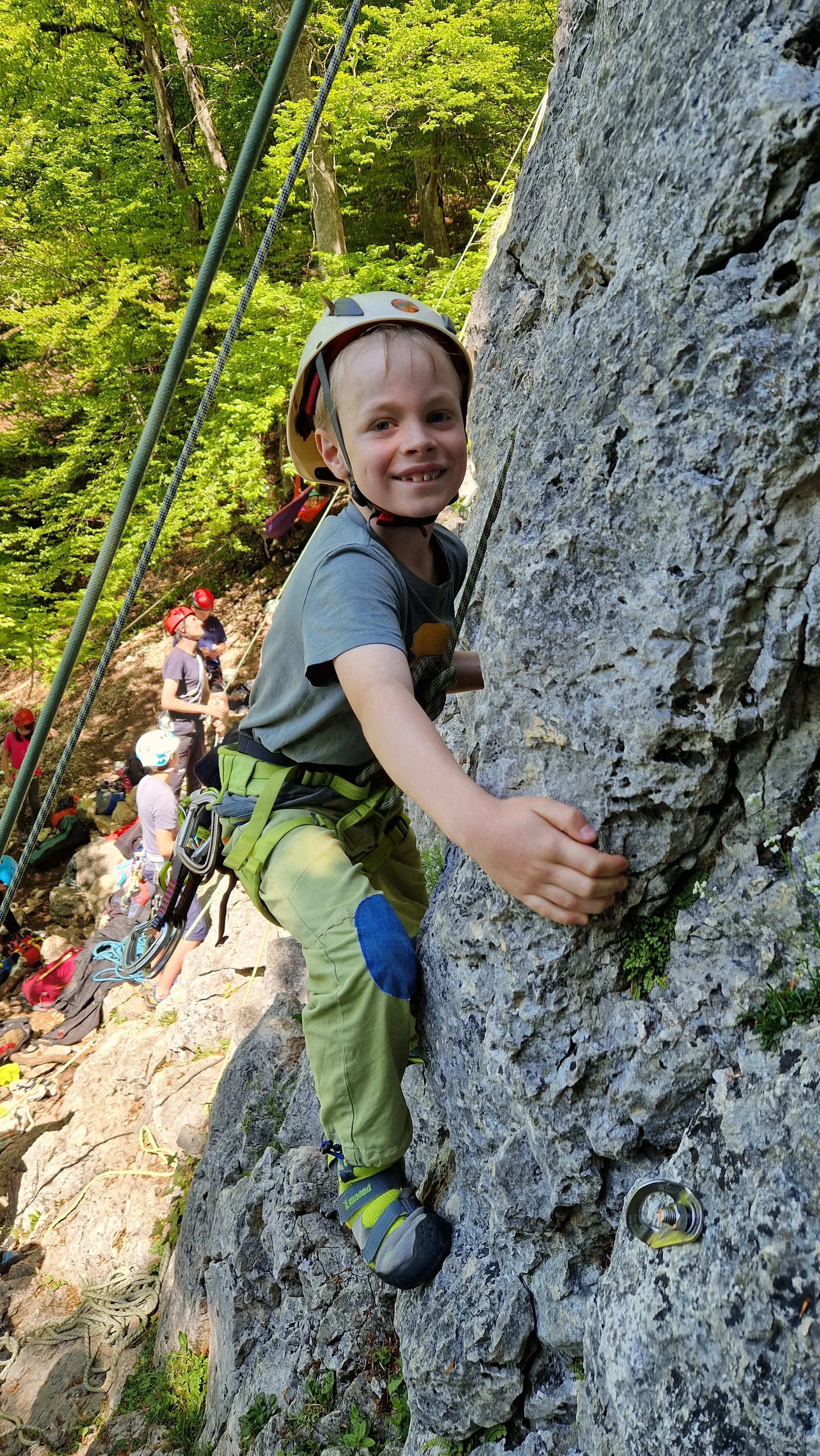 Die Kinder- und Jugendgruppe des DAV Tuttlingen klettert am Stuhlfels. | © JDAV Tuttlingen/Max Krauss