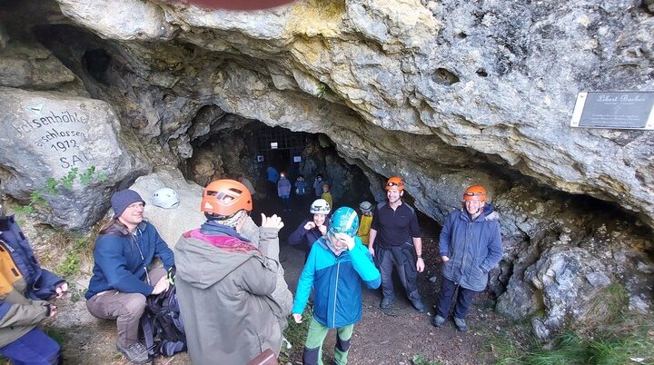 Die Familiengruppe des DAV Tuttlingen erkundet die Mühlheimer Höhle. | © DAV Tuttlingen/Rainer Rötzer