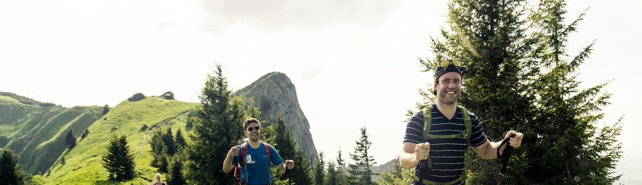 Zwei Wanderer auf den grünen Berghängen der Chiemgauer Alpen | © DAV/Hans Herbig