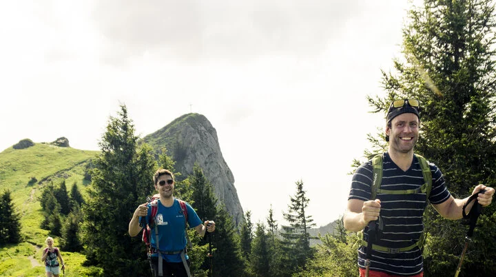Zwei Wanderer auf den grünen Berghängen der Chiemgauer Alpen | © DAV/Hans Herbig