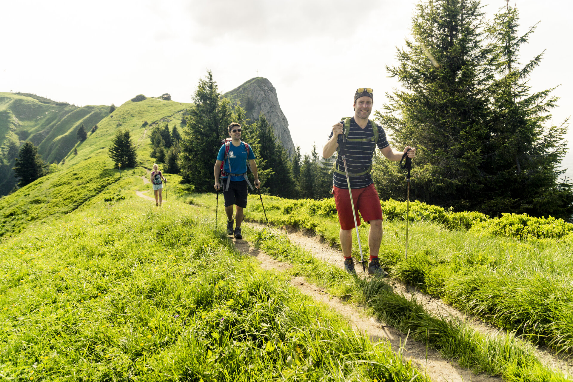 Wandern in den Chiemgauer Alpen | © DAV/Hans Herbig Zwei Wanderer mit Stöcken marschieren über einen grünen Bergpfad | © DAV/Hans Herbig