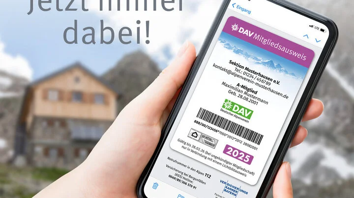 Ein Smartphone mit dem digitalen Mitgliedsausweis im Display | © DAV