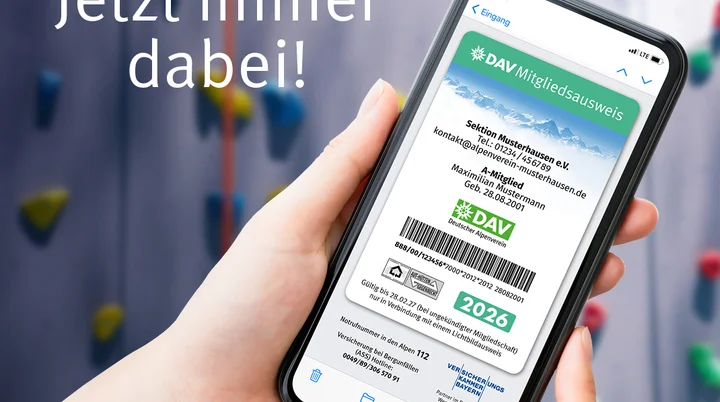 Ein Smartphone mit dem digitalen Mitgliedsausweis im Display | © DAV