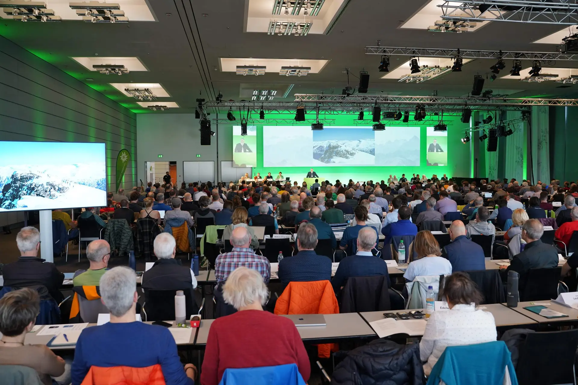 Rund 400 Delegierte aus den DAV-Sektionen stimmten über die Themen auf der außerordentlichen Hauptversammlung ab | © DAV / Julia Behl