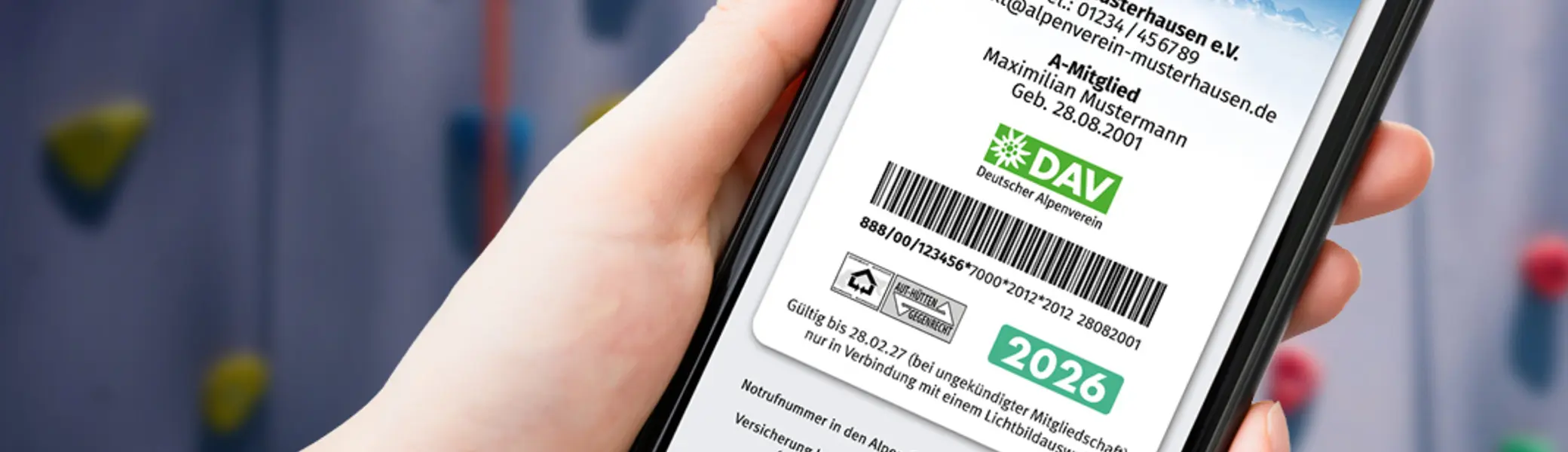 Ein Smartphone mit dem digitalen Mitgliedsausweis im Display | © DAV