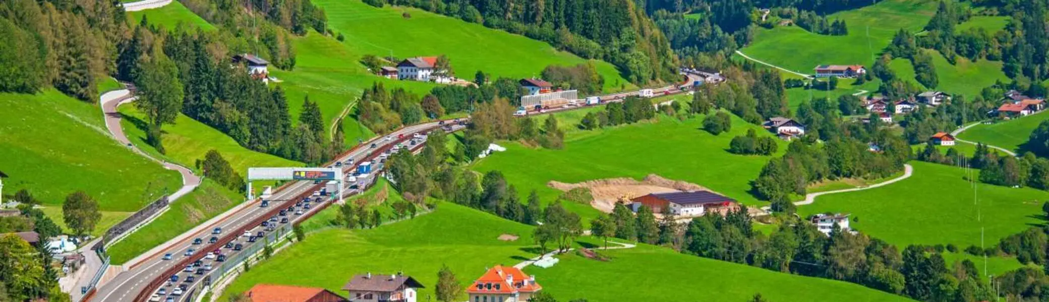 Wer zu Urlaubszeiten mit dem Auto durch die Alpen reist, sollte viel Geduld mitbringen. | © AdobeStock