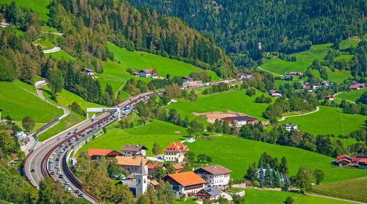 Wer zu Urlaubszeiten mit dem Auto durch die Alpen reist, sollte viel Geduld mitbringen. | © AdobeStock